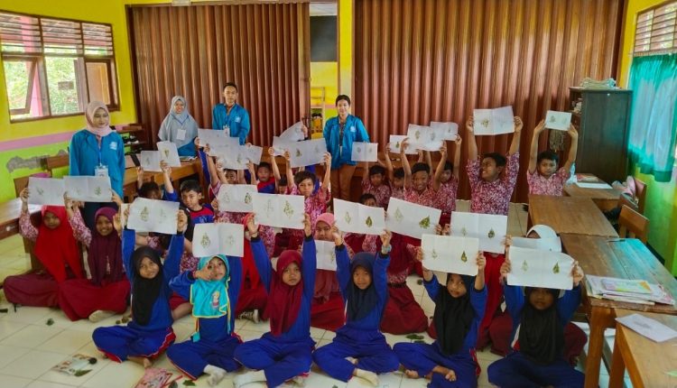 Tim BSI Explore Tunjukan kreatifitas, Latih Siswa SDN Karanganom 1 Buat Batik Ecoprint