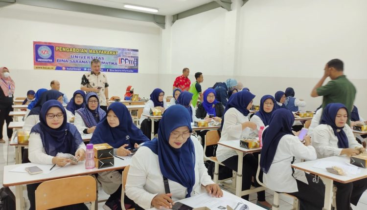 Dosen Universitas BSI Memberikan Pelatihan Tentang Visualisasi Data dan Menyajikan Data