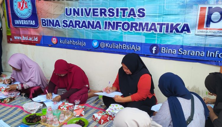 Dosen dan Mahasiswa Universitas BSI Berikan Strategi Komunikasi Pemasaran Bagi Pelaku UMKM
