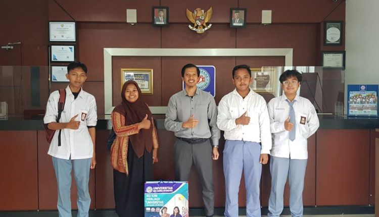 Universitas BSI Kampus Pontianak Lakukan Pelepasan Program OJT Siswa SMK Al-Madani