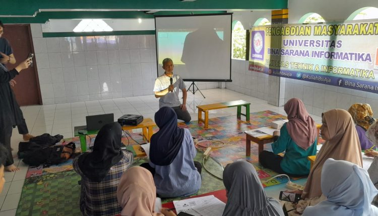 Maksimalkan Penjualan Produk Pelaku UKM PKK, Dosen Universitas BSI Berikan Pelatihan Desain Grafis