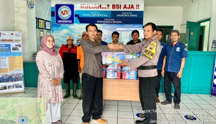Universitas BSI Kampus Purwokerto Berikan Bingkisan Lebaran Kepada Keamanan dan Petugas Sampah