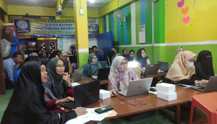 Dosen Universiatas BSI Berikan Pelatihan Pembuatan Google Form