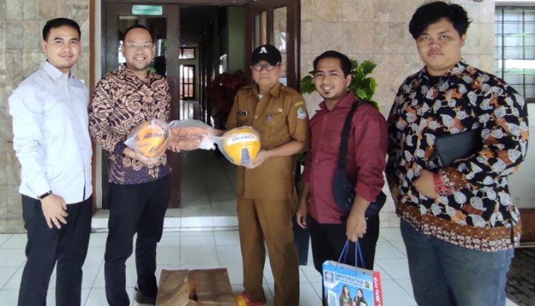 Dukung Persiapan BSI FLASH 2023, Dispora Bekasi Beri Bantuan Bola