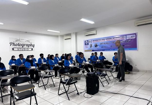 Prodi Public Relations Sukses Selenggarakan Workshop Fotografi PR Menulis Sebelum Memotret