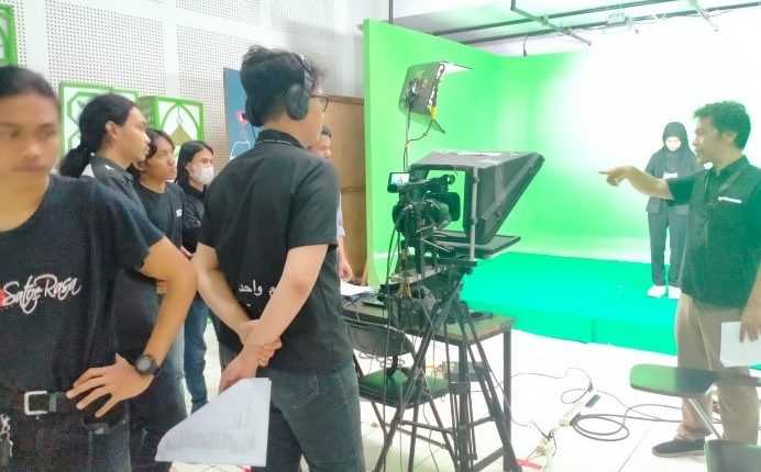 Mahasiswa Ilkom Simulasi Siaran Bersama Praktisi Metro TV