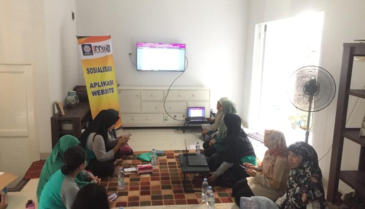 Dosen Universitas BSI Berikan Pelatihan Aplikasi Website Bank Sampah