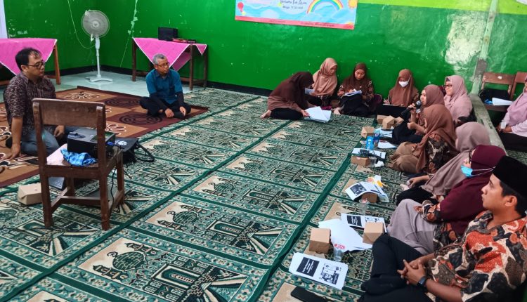 Dosen Universitas BSI Berikan Pelatihan Edukasi Internet Sehat