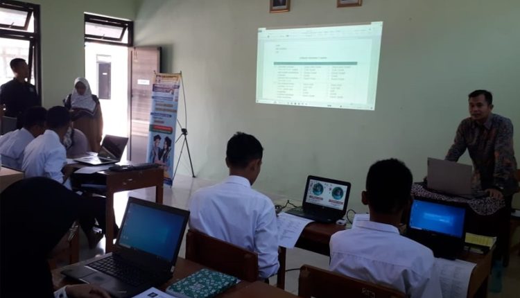 Dosen Universitas BSI Bantu Santri Menguasai Excel Untuk Validasi Data Stock Opname Persediaan
