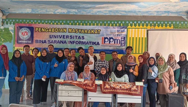 Dosen Universitas BSI Berikan Pelatihan Pemanfaatan Aplikasi Bisnis Online Dalam Transaksi E-Commerce Pada Karang Taruna Bambu Apus