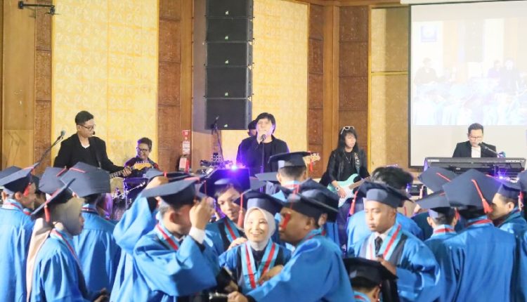 Penampilan Jikustik Sukses Hibur Wisudawan BSI