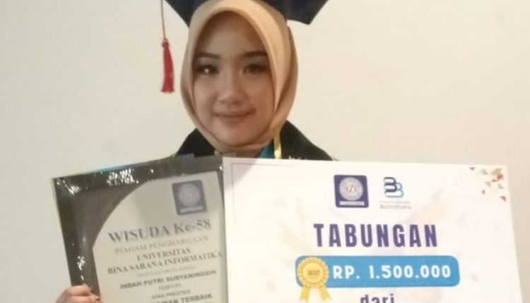 Indah Dinobatkan Jadi Wisudawan Terbaik Universitas BSI