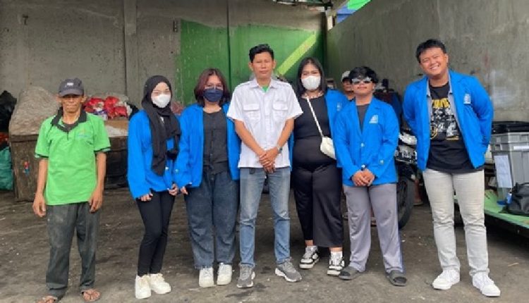 Mahasiswa Universitas BSI Edukasi Pengurangan Limbah Sampah