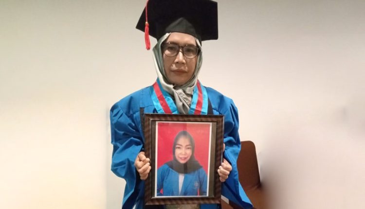 Wisudawan Universitas BSI yang Meninggal Dunia Diganti Ibunya