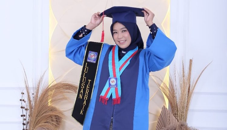 Sintia Dewi Raih Predikat Summa Cum Laude