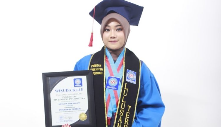 Awallia Yuni Palupy Didaulat Sebagai Wisudawan Terbaik