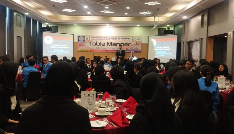 Pahami Etika Makan, Mahasiswa Program Studi Ilmu Komunikasi Ikuti Kegiatan Table Manner