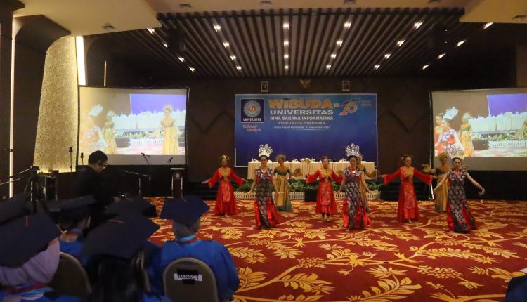 Prosesi Wisuda Universitas BSI Kampus Pontianak ke-15