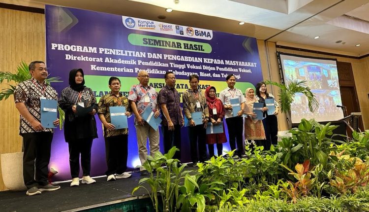 Tim Hibah Universitas BSI Mendapatkan Prestasi di Forum Seminar Hasil Penelitian dan Pengabdian kepada Masyarakat
