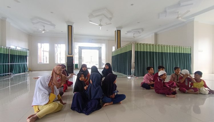 Mahasiswa Universitas BSI Kampus Pontianak Lakukan Aksi Berbagi dan Pengajaran Kepada Murid TPQ Daruddiniyah