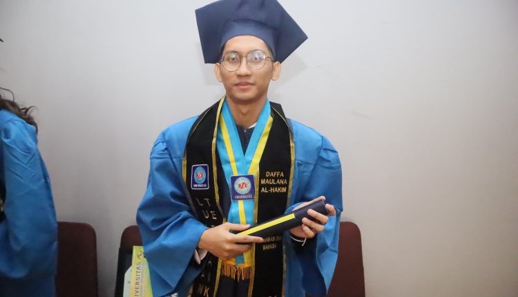 Rajin dan Dukungan Orang Tua, Mengantarkan Daffa Sebagai Wisudawan Terbaik Prodi Ilmu Komunikasi