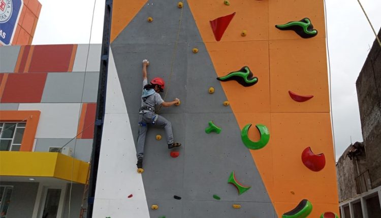 Dukung Prestasi Mahasiswa di Bidang Olahraga, Universitas BSI Kini Tambah Fasilitas Rock Climbing