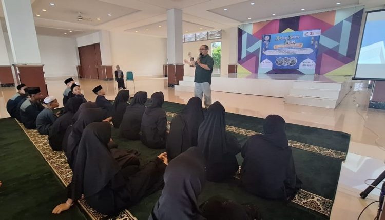 Dosen Universitas BSI Memberikan Pengenalan Perangkat Komputer untuk Anak-Anak Panti Asuhan Yatim Piatu dan Dhuafa Almabrur Kebalen