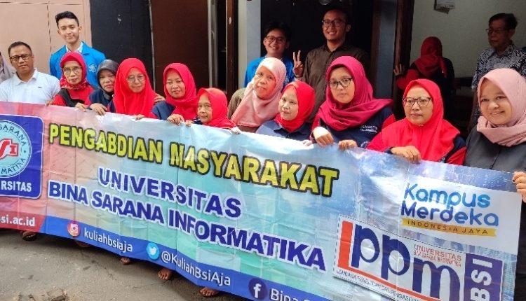 Dosen Universitas BSI Berikan Pelatihan Fotografi dan Editing Melalui Aplikasi Canva Untuk Ibu-Ibu Dasawisma di kampung Lio