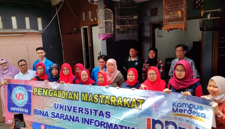 Dosen Universitas BSI Berikan Kiat Promosi di Media Sosial Bersama Ibu-Ibu Kp Lio