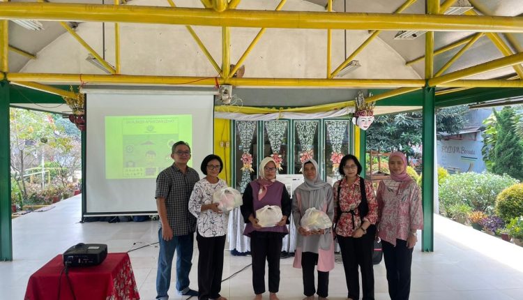 Memaksimalkan Media Sosial di Era Digital, Prodi Ilmu Komunikasi Berikan Pelatihan di RPTRA Pola Idaman Pondok Labu