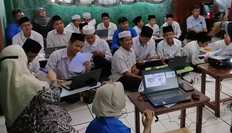 Dosen Universitas BSI Edukasi Pengenalan Komputer Dan Laptop Pada Pondok Tahfidz Nurul Islam Bekasi