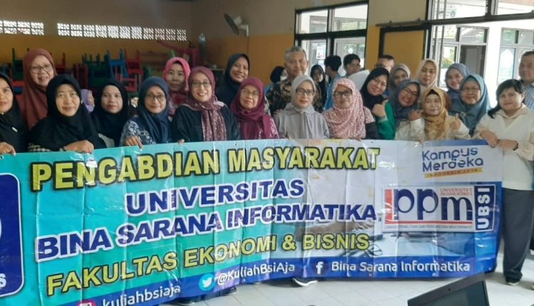Dosen Universitas BSI Gelar Edukasi Penerapan Analisis SWOT Untuk Bisnis Pada Kelompok PKK