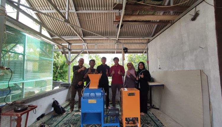 Guna Tingkatkan Nilai Ekonomi Bank Sampah, Tim dosen Universitas BSI Serahkan Mesin Pencacah dan Pengering Plastik