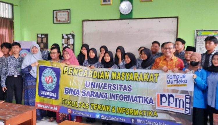 Dosen Program Studi Sistem Informasi Akuntansi Memberikan Pelatihan Membuat Presentasi Dengan Tulisan Ajaib Menggunakan Canva