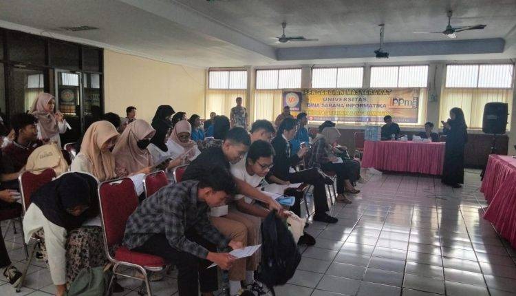 Dosen Universitas BSI Berikan Pengenalan Penggunaan Aplikasi Tiktok Untuk Bisnis Kepada Remaja Karang Taruna Tegal Parang