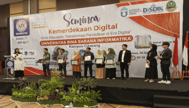 Menginspirasi Masa Depan Pendidikan, UBSI Kampus Cikarang Serahkan Penghargaan pada Peserta Seminar Kemerdekaan Digital