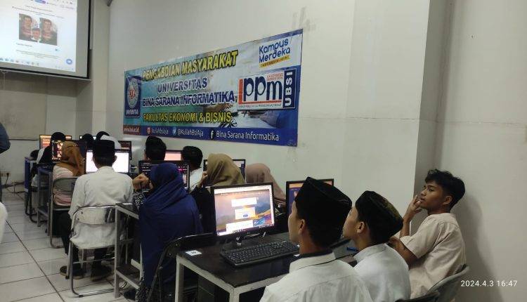 Dosen Universitas BSI Berikan Pemanfaatan Media Sosial dan E-Commerce Bagi Santri di Yayasan Darul Ulum Cikarang