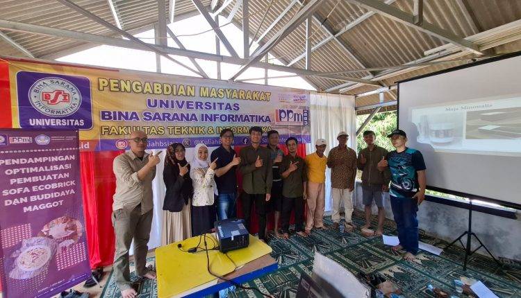 Universitas BSI Kampus Sukabumi Gandeng Bank Sampah IPPEC dalam Pengabdian Masyarakat: Optimalisasi Pembuatan Sofa Ecobrick dan Budidaya Maggot