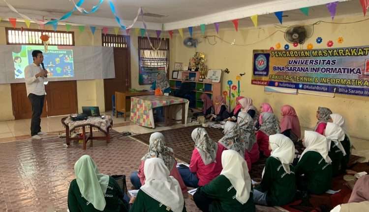 Tim Dosen Universitas BSI Jakarta Adakan Pelatihan Optimalisasi Media Digital untuk Edukasi Kesehatan di Posyandu Seruni, Kelurahan Buaran Indah