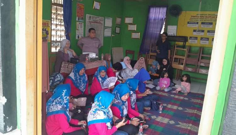 Dosen Universitas BSI Selenggarakan Workshop Pemanfaatan Aplikasi Canva bagi Kader Posyandu Mawar Melati
