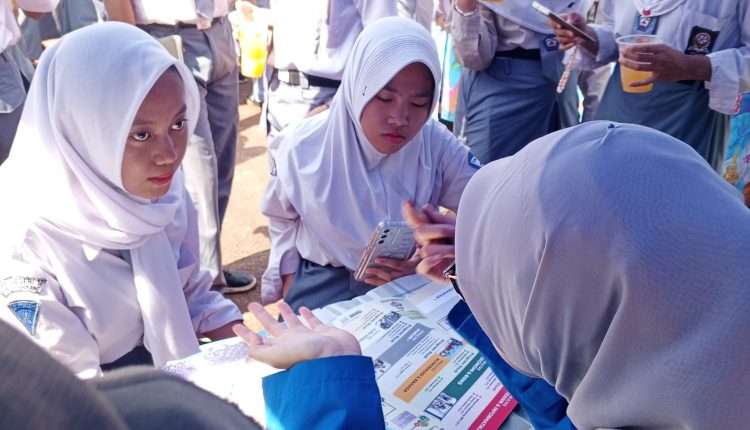 Antusiasme Siswa di Stand Universitas BSI di Edufair SMAN 17 Tangerang