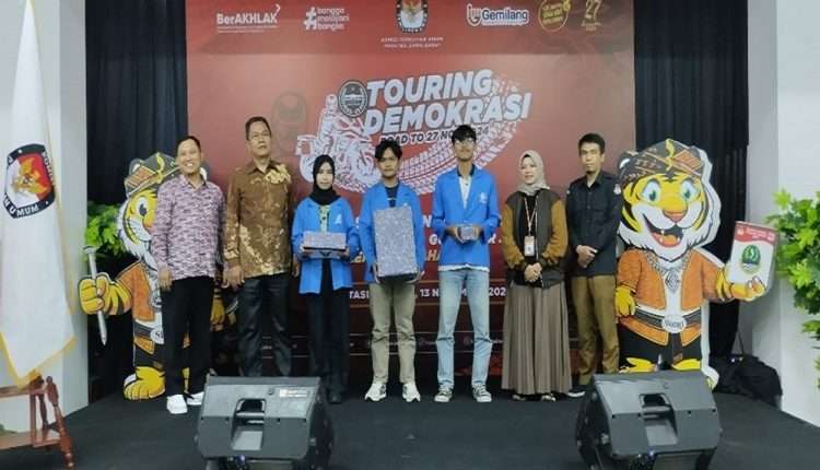touring demokrasi