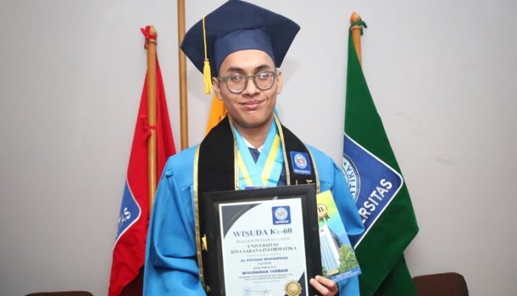 Al Fathan Mohammad Ciptakan Sejarah dengan IPK Sempurna 4.00 di Wisuda ke 60 Universitas BSI