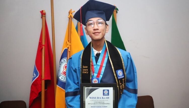 Rozan Sanura Albary Wisudawan Terbaik Prodi Informatika Universitas BSI Bertekad Mendalami Keahlian Cybersecurity