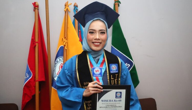 Jadi Sorotan di Wisuda ke-60 Universitas BSI, Dita Rahmadani Punya IPK Sempurna 4.00