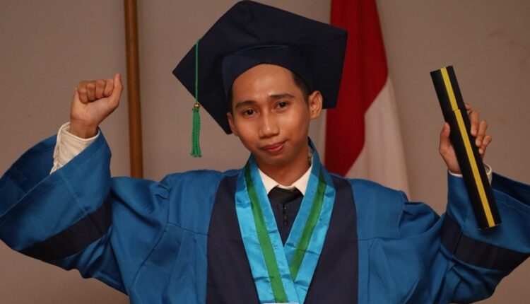 Transformasi Inspiratif! Abdul Zaki Asy, Wisudawan UBSI Pernah Ikut Program Kampus Mengajar Kini Mengabdi sebagai Guru Matematika