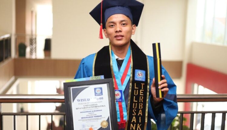 Tembus Puncak Prestasi! Mohammad Aldiansah Wisudawan Terbaik Universitas BSI, Sukses Bersinar sebagai Web Developer dan System Analyst