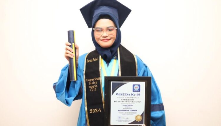 Tania Putri Bintang Baru di Dunia Akademik, Wisudawan Terbaik Prodi Sastra Inggris Universitas BSI