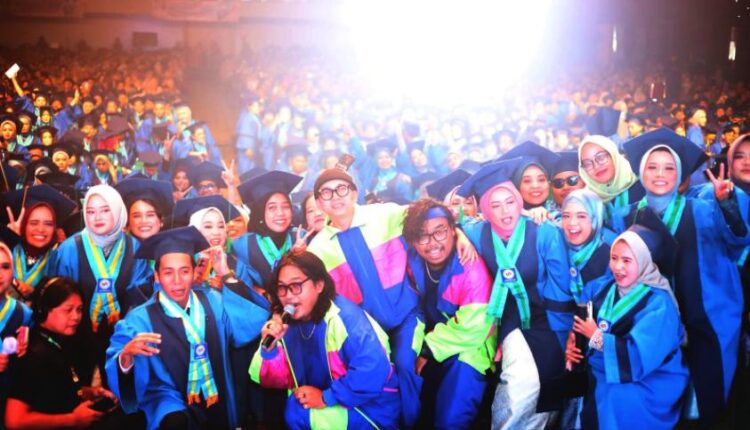 Kocak & Spektakuler! Wisuda Universitas BSI dengan Penampilan Hebat dari Om Abidin dan Jodir yang Bangga Jadi Alumni!
