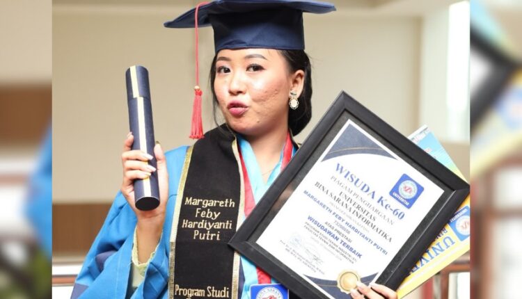 Wisudawati Terbaik Universitas BSI Torehkan Prestasi Gemilang dan Pengalaman Epik di Pertukaran Mahasiswa Merdeka 2